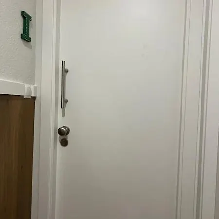 And Renewed 1 Bedroom At Campolide - 1t