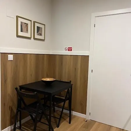 And Renewed 1 Bedroom At Campolide Apartment *