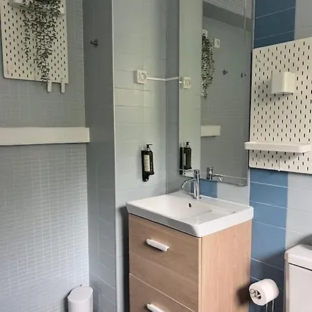 And Renewed 1 Bedroom At Campolide Apartment *