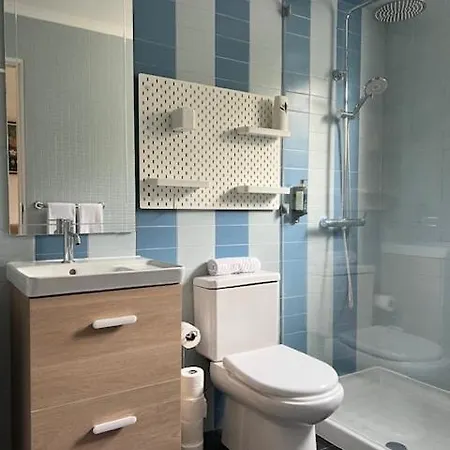 And Renewed 1 Bedroom At Campolide - 1t *
